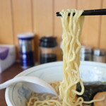 らーめん 一郎家 - げんこつ醤油の麺