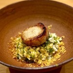 237441419 - ❺五島産アオサと自家製唐墨、ホタテ
                        〜カラフルなアオサと黄金色の唐墨が春らしいビジュアル。ソテーされたホタテの香りも唐墨にマッチするが、アオサが意外に突出した味わいをリードしている。