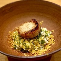 bekki - ❺五島産アオサと自家製唐墨、ホタテ
                    〜カラフルなアオサと黄金色の唐墨が春らしいビジュアル。ソテーされたホタテの香りも唐墨にマッチするが、アオサが意外に突出した味わいをリードしている。
