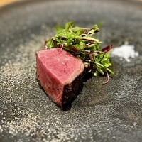 bekki - ❻大分産米仕上げ牛肉
                    〜豊後・米仕上牛は、霜降りが入る黒毛和牛種に、赤身の肉質を持つホルスタイン種を掛け合わせた霜降りのバランスが良い牛肉。赤身の中にサシの旨味が凝縮されたステーキ。