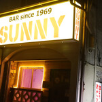 SUNNY - 路地から見える看板
