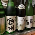 Sushi Sakanaryouri Uoya - 月替わりの日本酒で、お好きな組み合わせを見つけるのも楽しみです♪お仕事帰りに、ご帰宅の際に、ふらっとお立ち寄りください！