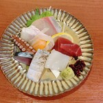 Sushi Sakanaryouri Uoya - 造り盛り合わせ◎1人前880円(968円)選りすぐったネタの数々を贅沢に盛り合わせます☆幸せな気持ちにさせてくれるお造りの盛り合わせをご賞味ください！