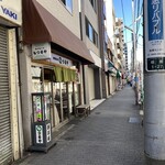 Wagashi Shitsuruya - 店の前通り