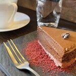 アンバードロップコーヒーロースターズ - 本日のケーキ  ベルベットチョコレートムースケーキ