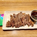 Izakaya Sazan - ステーキのお肉の大きさを煙草の箱で比較