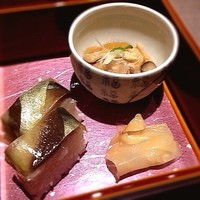京都つゆしゃぶCHIRIRI 京橋店 - 先付の重箱。1段目は煮こごりと押し寿司。