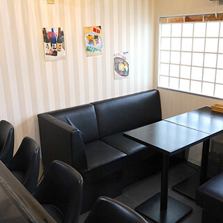 A hideaway bar for adults with a bright and lively atmosphere ◆ Also available for reserved use