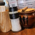 とんかつ 太志 - 調味料たち