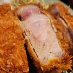 とんかつ 太志 - 艶々ふっくらお肉の断面