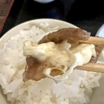 昭和ホルモン食堂 - キャベツにマヨをかけ肉には一味をかけて！　　　　　　　　　　キャベマヨと一味肉を一緒に食べると最高なんです！