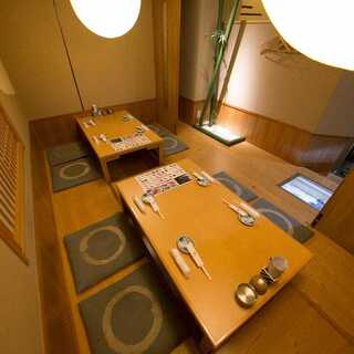 Please relax in a private room with a sunken kotatsu table, which has a bright atmosphere based on wood.