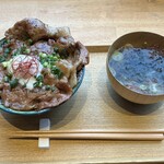 KOMEKUUTO - 豚丼　定番お味噌汁つき