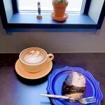 BB COFFEE - 料理写真:【BBラテ ￥650／ガトーショコラ ￥450】かわいいラテアートと、日替わりケーキのガトーショコラ♡