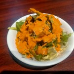 エスニック レストラン&バー アユス - セットのサラダ  オレンジ色のドレッシングは結構かけられていた(︎^_^;