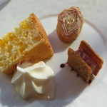 オーグードゥジュール ヌーヴェルエール - アミューズ。ミモレットチーズのシフォン、チーズと生ハムを巻いたそば粉のクレープ、キントア豚を挟んだ黒コショウのビスキュイ。