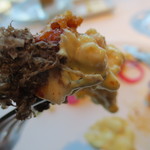 オーグードゥジュール ヌーヴェルエール - 卵とピクルスとケッパーを使ったソースをからめて。