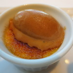 オーグードゥジュール ヌーヴェルエール - クレームビュルレ。上には塩キャラメルのアイスが。