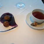 オーグードゥジュール ヌーヴェルエール - 小菓子と紅茶です。