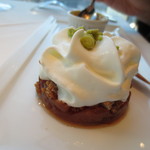 オーグードゥジュール ヌーヴェルエール - こちらはリンゴのキャラメリゼ。クリームの上にはピスタチオが。