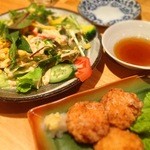 居酒屋 港や - サラダ、えびしんじょう