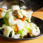Eisei ken - 八宝菜を皿にうつす瞬間