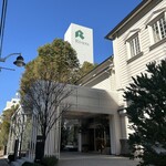 レストラン リビエラ東京 - 空の青さと合いますね