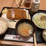 とんかつ 美とん - とんＱ白金豚ロースかつ定食厚切
