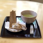 茶のちもと - 看板商品「湯もち」とお抹茶