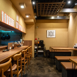 在充满高级感的日式空间用餐完备吧台，餐桌席位