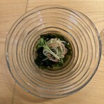 鮨 よし富 - 突出しにワカメの酢の物　お酢の加減が私好みで、最後お酢も飲んじゃった(笑)