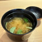 鮨 よし富 - ワカメのお味噌汁　ほっとするお味