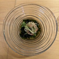鮨 よし富 - 突出しにワカメの酢の物　お酢の加減が私好みで、最後お酢も飲んじゃった(笑)
