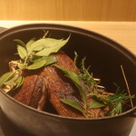 237471413 - ストウブ鍋で藁とともに燻された京都七谷鴨ロースのプレゼンテーション