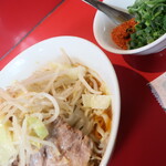 ラーメン二郎 - 汁なし少なめ＋ニンニク少し＋青ネギ