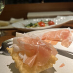 トムクリオーザ - 生ハム、途中で出来立てを運んでくださった、パイのようなフワッサクの生地と一緒に