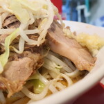 ラーメン二郎 - 豚の厚み