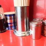 ラーメン二郎 - 卓上調味料