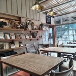 Boulangerie　yamashita - カフェの本棚、奥にもたくさんある