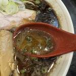 Miso Men Dokoro Hanami Chian - 「黒味噌ラーメン」のスープ
                        2024年3月4日