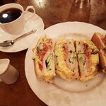 珈琲館 ロックヴィラ - 鶴橋ならではの名物！特製キムチサンド、コーヒーセット税込1,000円