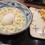 Marugame Seimen - 釜玉うどん（並）温泉たまごとえび天