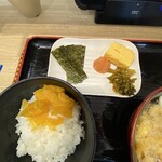 資さんうどん - おかずセット、卓上にもつぼ漬けがありますのでおかずにはこまりません。