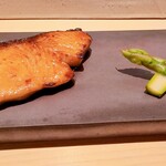 すし寿 - ブリの幽庵焼とアスパラ浅漬け