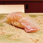 Sushi Hana - 昆布〆の鮃。薬味は梅肉
