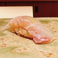 鮨 華 - 昆布〆の鮃。薬味は梅肉