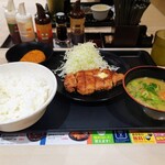 松のや - オニオンバターソースのポークフライドステーキ定食豚汁セット（ライス大盛）1030円 コロッケは無料券