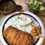 カレー クローバー - チキンカツレツとフライドエッグのくろーばーカレー1200円