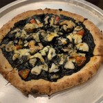 PIZZERIA　TATSU - イカスミのピザは絶品、店主一押だこあって旨い