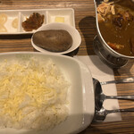 欧風カレー ガヴィアル - ミックスカレー１６５０円　※１６００円？。アーモンドも良きアクセントです。アサリ、海老はシーフードカレーと同じですが、香ばしいチキンもたまりませんね。